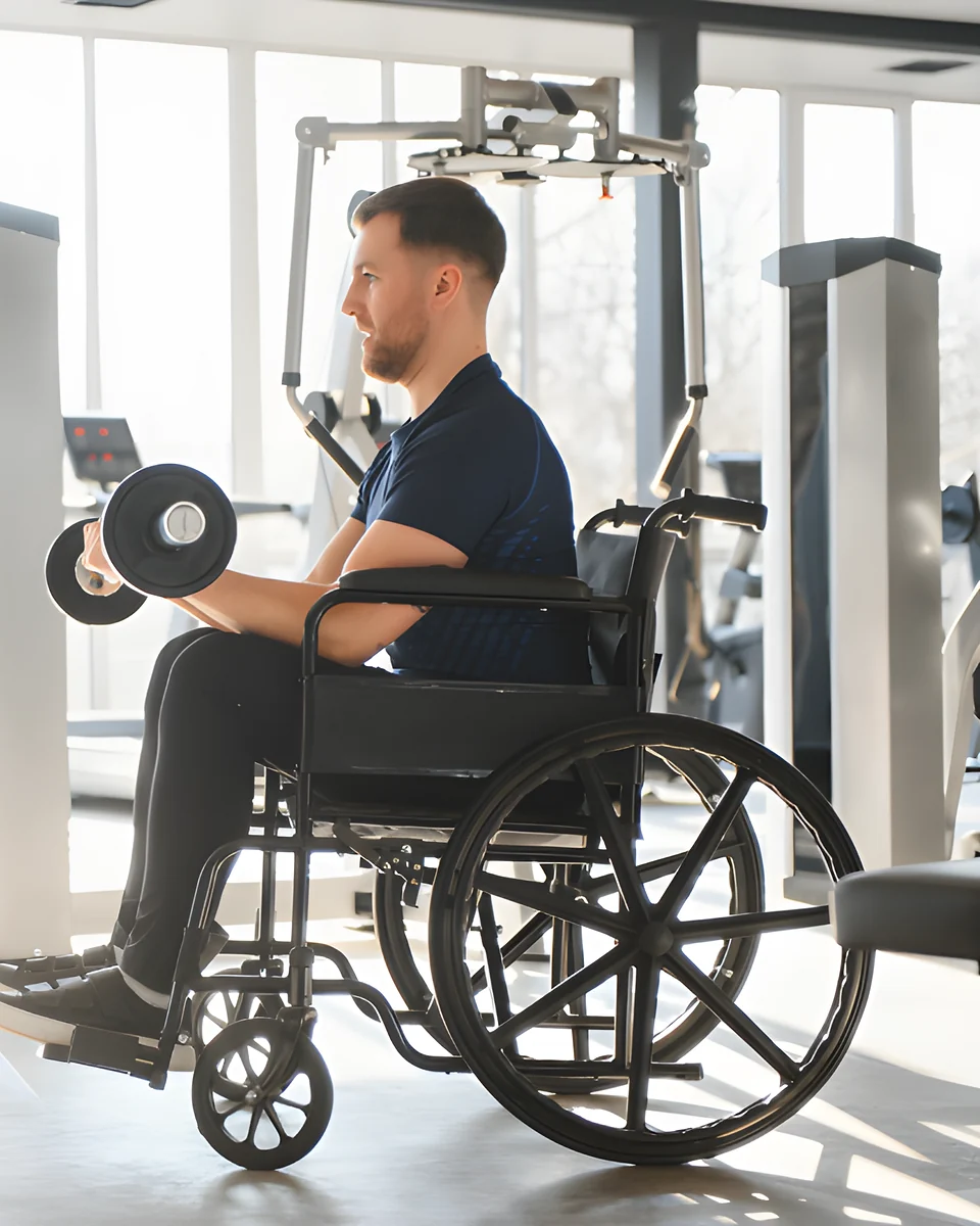 Homem treinando com halter na academia, sentado em cadeira de rodas manual — cadeira de rodas leve e compacta em Indaiatuba