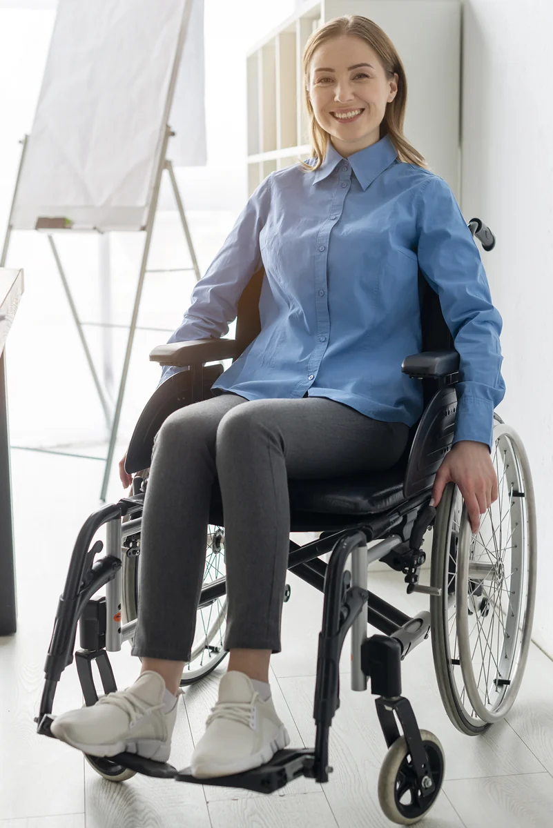Mulher de camisa azul sorridente sentada em cadeira de rodas manual — cadeira de rodas para idoso em Itatiba