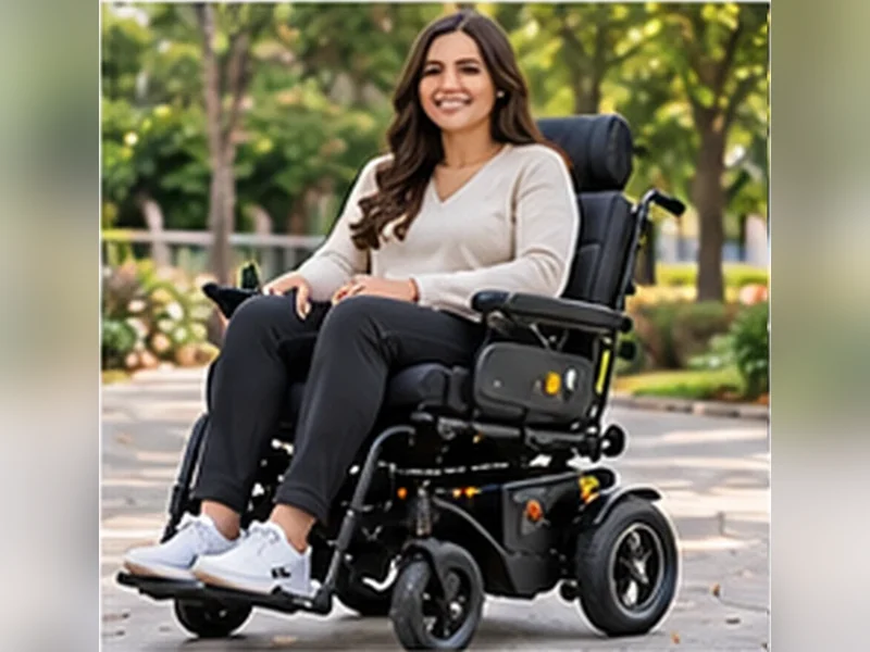 Imagem ilustrativa de mulher de suéter claro em cadeira de rodas motorizada para representar Dellamed D750 Leve (motorizada dobrável)